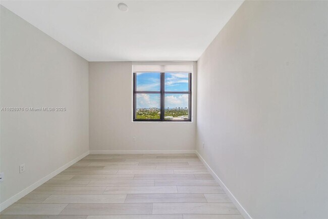 Building Photo - 555 NE 8th St