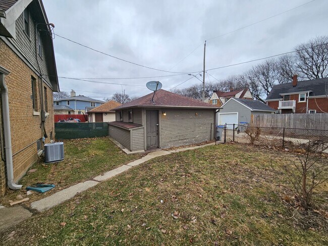Building Photo - Cozy Single-family Home