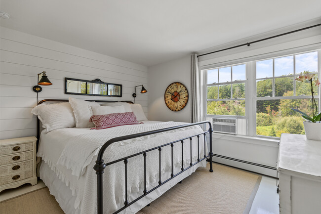 King Guest Room with Pool views, walk-in closet, light-filtering shades + full black curtains, a/c. - 96 Spurwink Rd