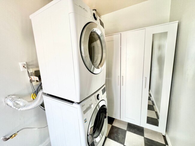 Building Photo - Delightful 3BD/2BA Home with Fruit & Veggie Garden, Back Patio, Solar & In-Unit Laundry