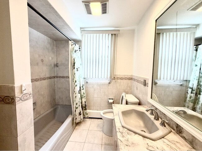 Building Photo - 1129 Saratoga St