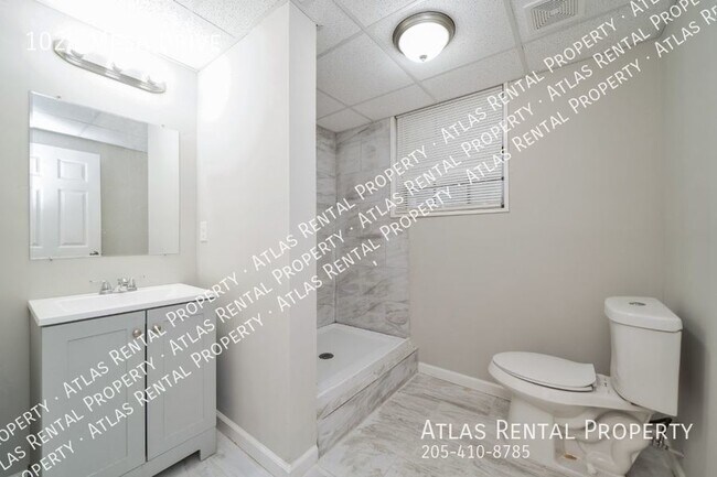 Building Photo - 1025 Mesa Dr