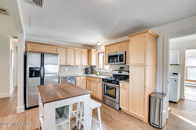 Building Photo - 1331 Sunset Ave