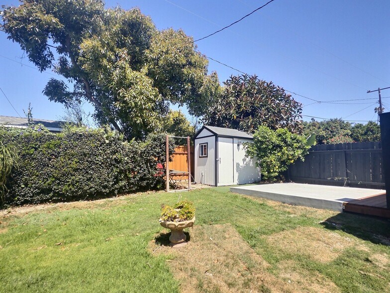 Building Photo - 3737 Paloma Dr