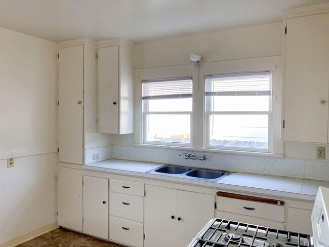 Building Photo - Pet-friendly home with a detached garage!