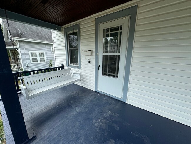 Building Photo - MADISONVILLE - Adorable 2 bed 2 bath cape ...