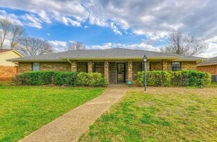 Building Photo - 310 Meadowlark Ln