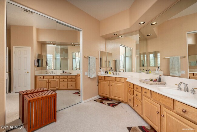 Building Photo - 533 W Desert Flower Ln