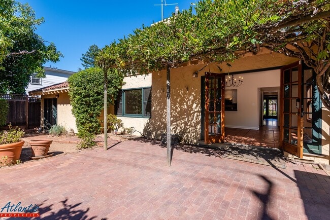 Building Photo - Charming Home | Spanish Architecture | Desirable Location