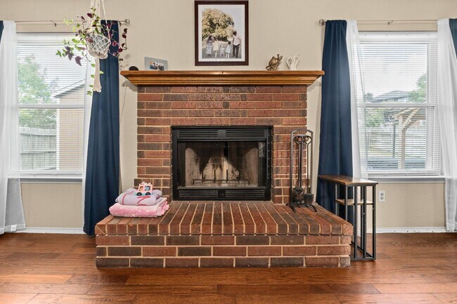 Building Photo - Texas sized home near the golf course