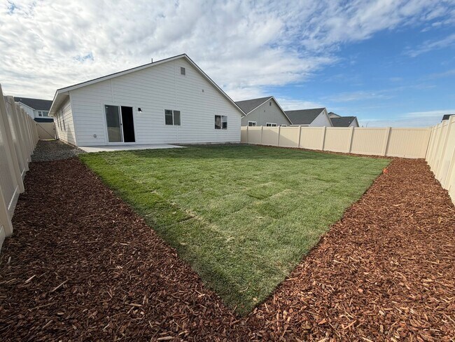 Building Photo - Move-In Special! Brand new 3 bed 2 bath home with bonus room, located in Meridian just off McMill...