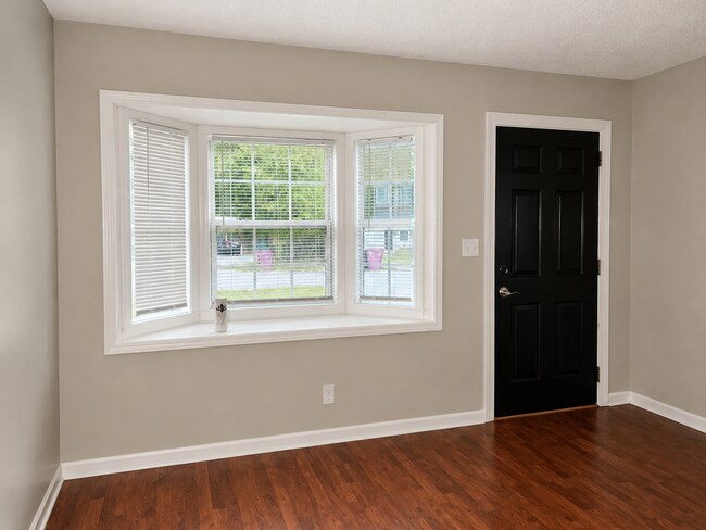 Building Photo - 2435 Thrasher Ave