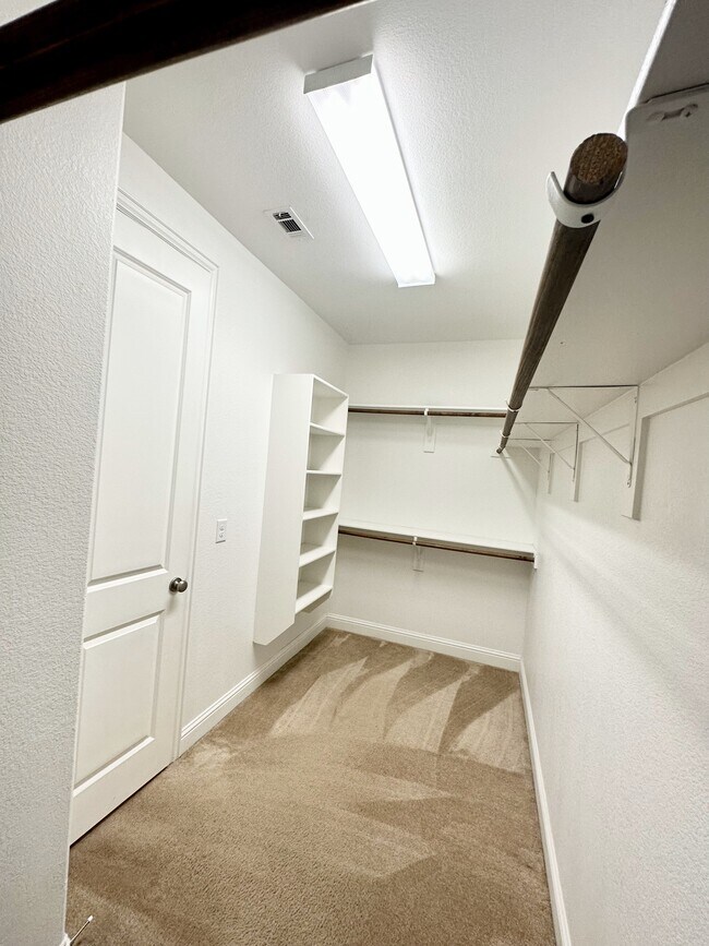 Building Photo - 15456 Bluffdale Dr