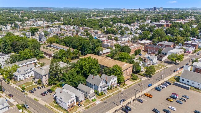 Building Photo - 327 Center St