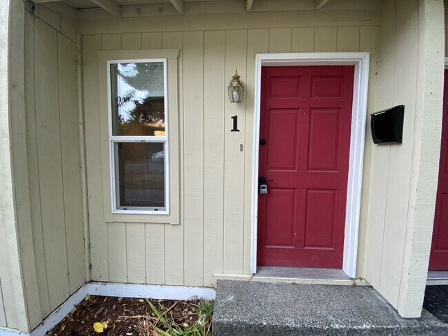 Building Photo - Spacious 3-Bedroom Remodeled Townhome in F...