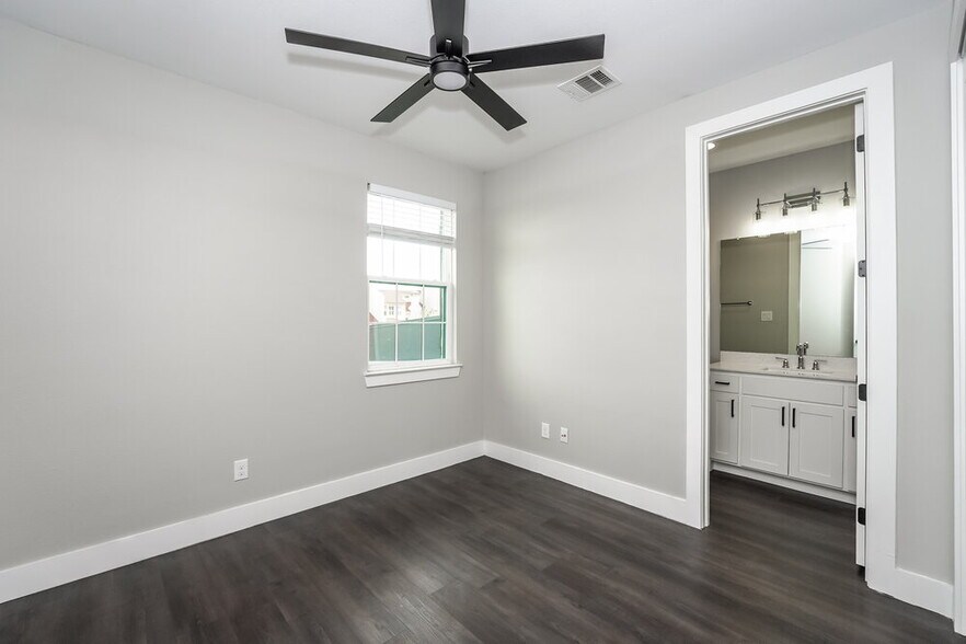 Building Photo - 7153 9th Hole Dr