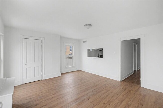 Building Photo - 206 N Broadway