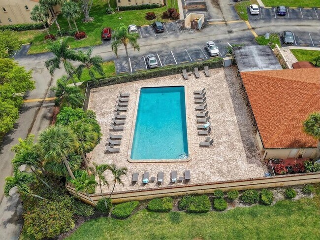 Building Photo - 6649 Somerset Dr