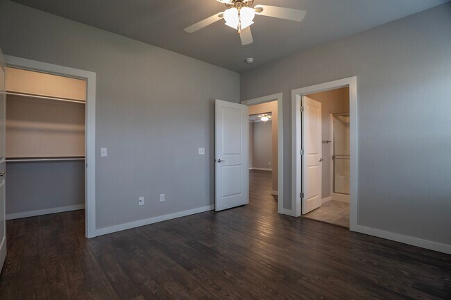 Building Photo - Charming 2 bedroom!