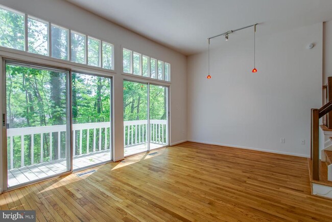 Building Photo - 11121 Watermans Dr