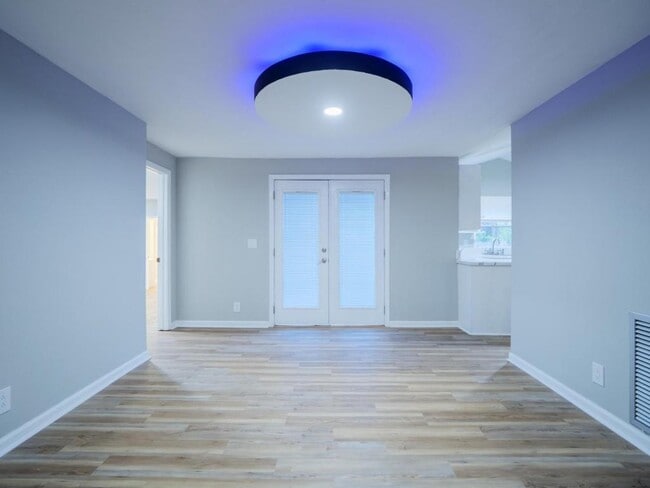 Building Photo - 804 Lakeland Ave