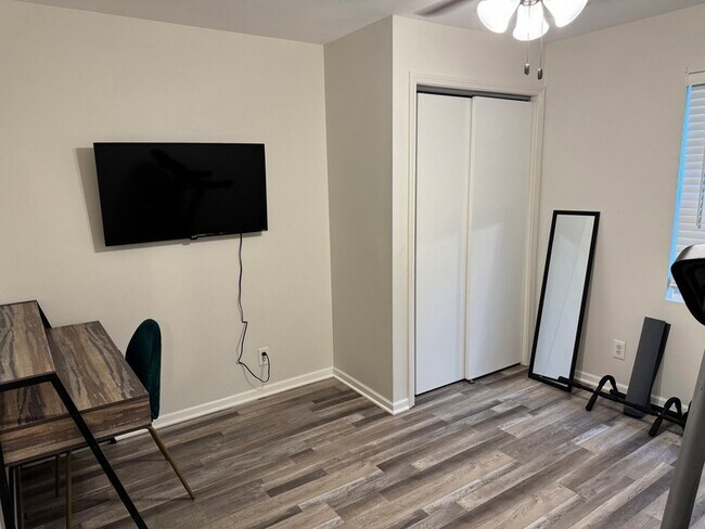 Building Photo - 2524 W 109th Pl