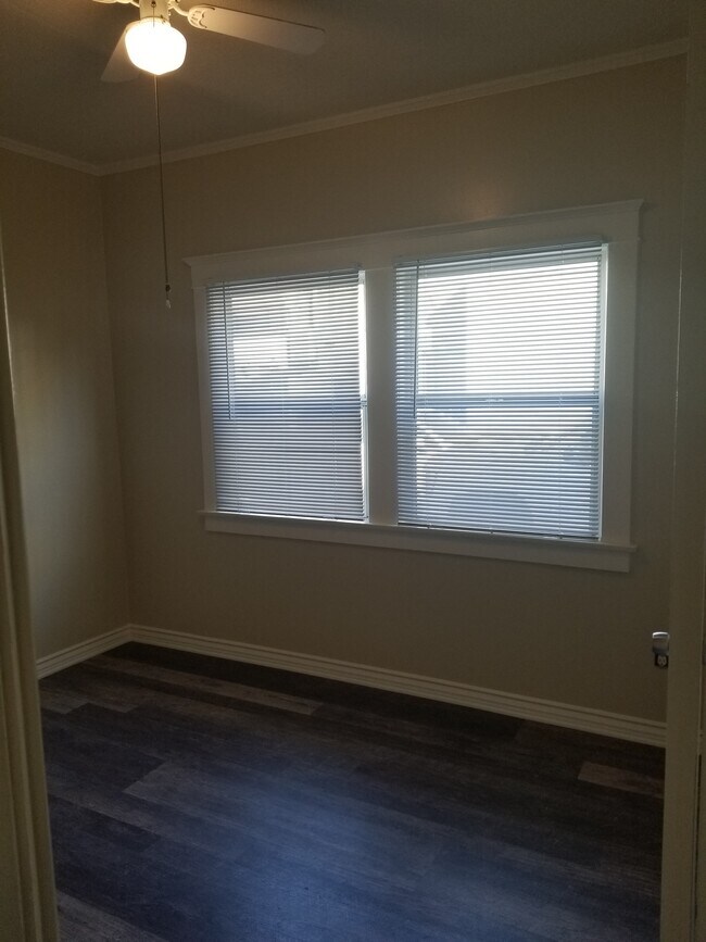Building Photo - 420 N Rose Pl