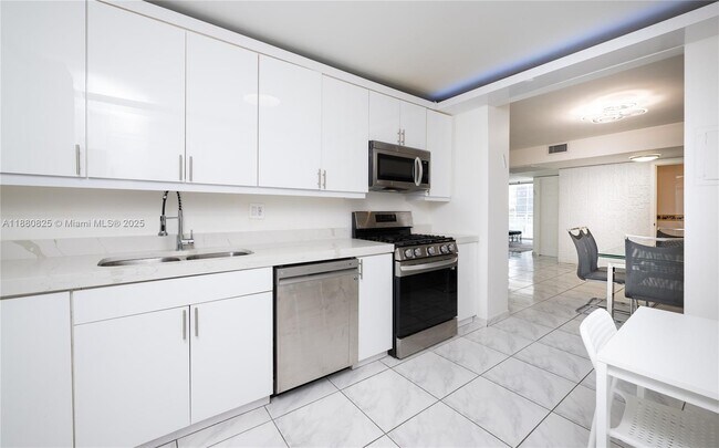 Building Photo - 2030 S Ocean Dr