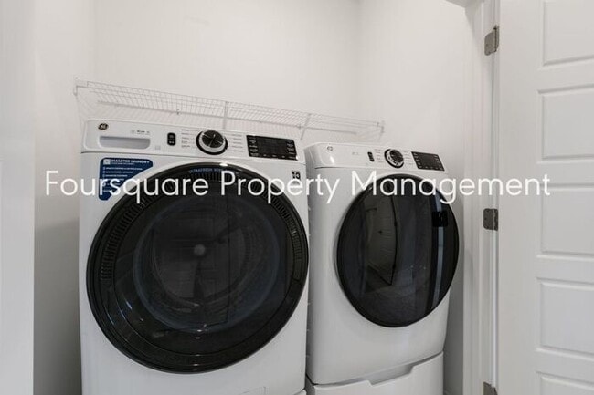 Building Photo - Spacious Townhome with Entry-Level Guest Suite, Washer/ Dryer Included, 2nd floor Balcony & 2-Car...