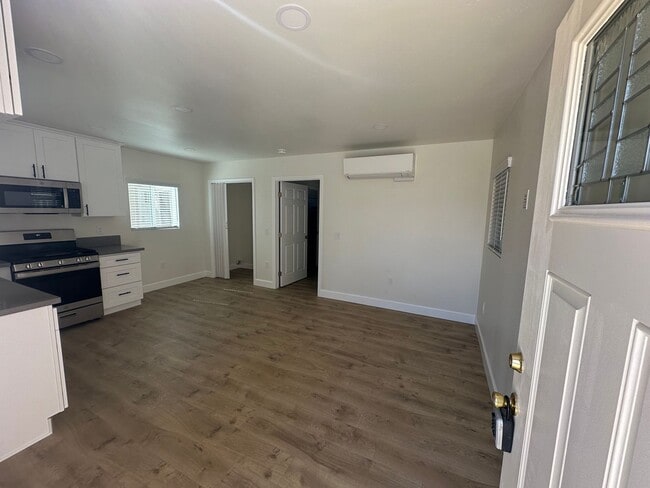 Building Photo - Newly Built Modern 1 Bed / 1 Bath Unit for...