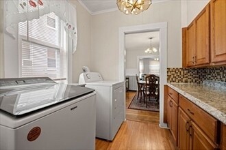 Building Photo - 154 Glen St