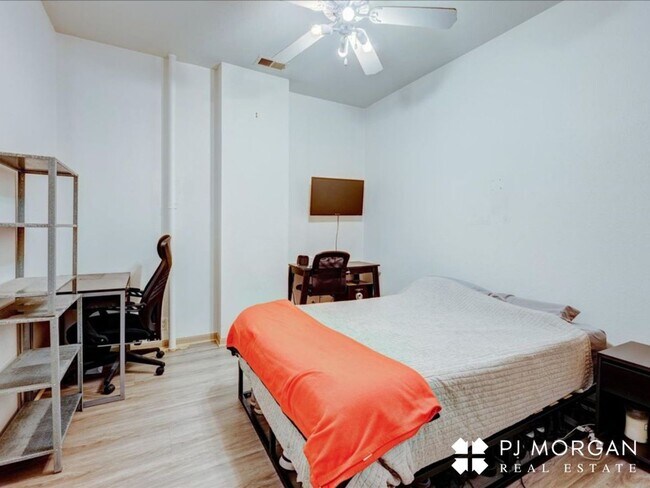 Building Photo - Great downtown location!