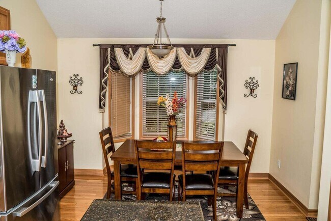 Building Photo - 1664 Boxwood Dr