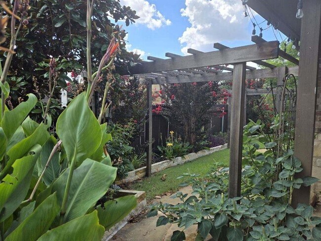 Building Photo - 2009 Alyssas Dr