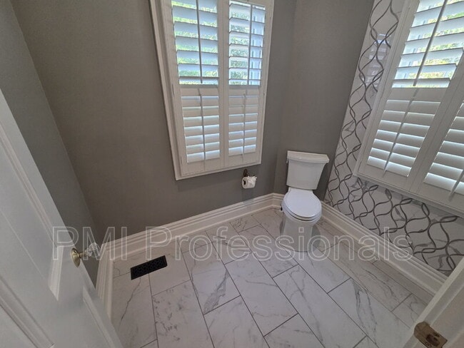 Building Photo - 401 E Main St