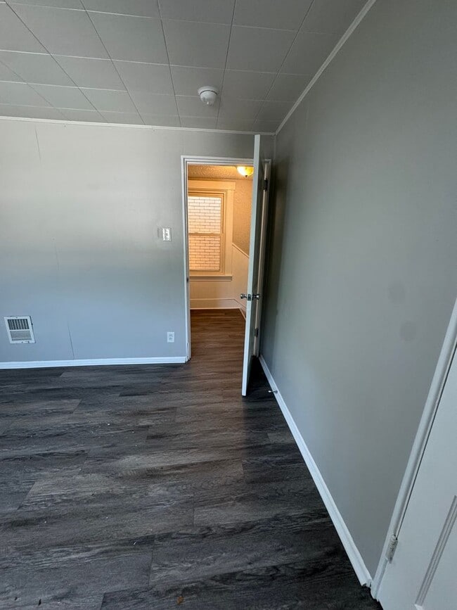 Building Photo - 4 Bedroom 2 Bath in Mckees Rocks!