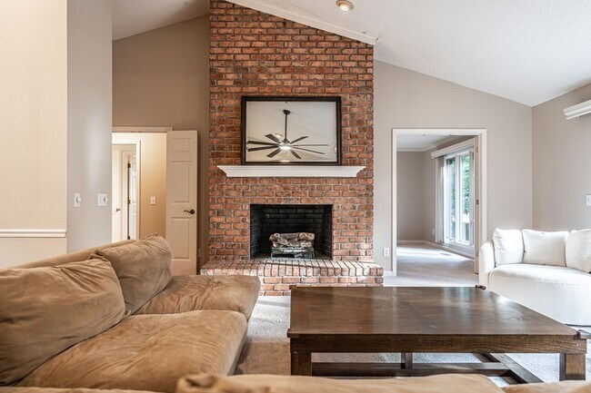 Building Photo - 11 Greenville Ln