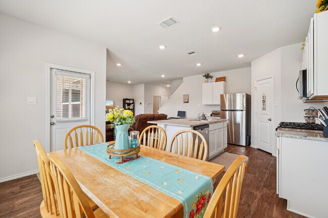 Building Photo - "Rent to Own this Charming 3-Bed Oasis with 18 month lease!*"