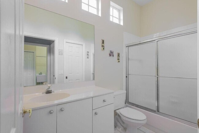 Building Photo - 546 SW New Castle Cove