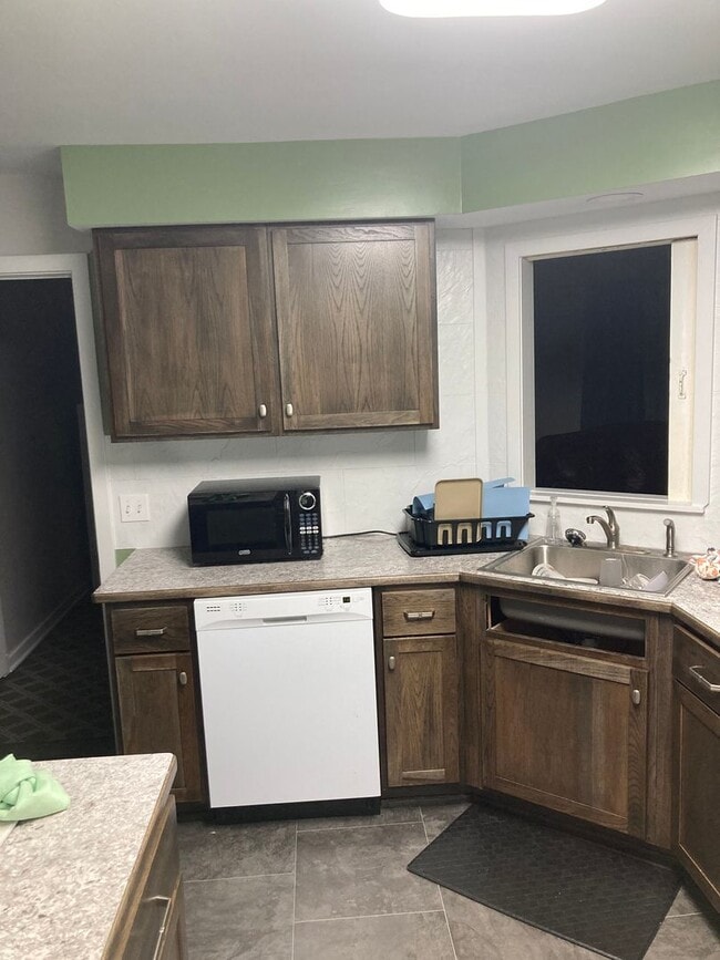 Building Photo - Close to Aggieville & K-State! **Lease from 8/7/26-7/31/27 ONLY!!**