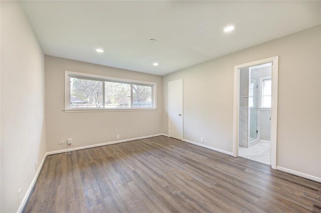Building Photo - 6026 Clarewood Dr