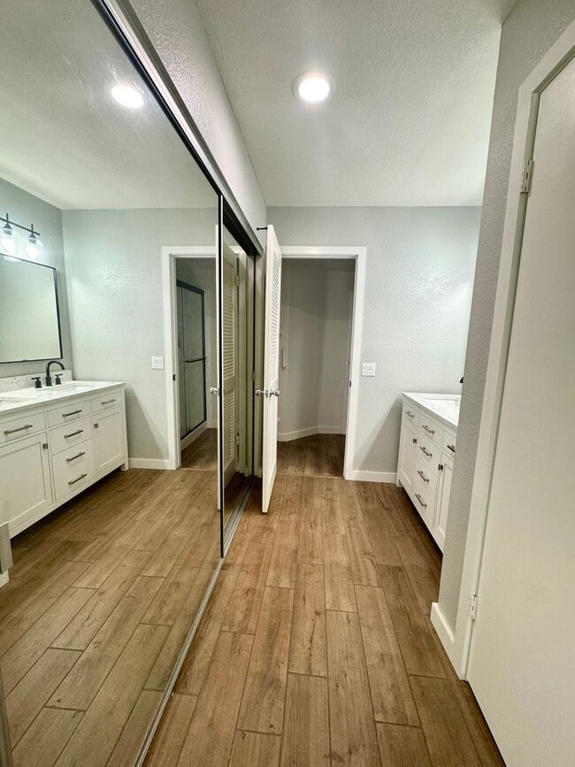 Building Photo - Beautiful 3 Bedroom Townhome near Mission ...