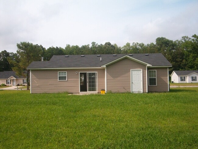 Building Photo - Darling home outside City Limits