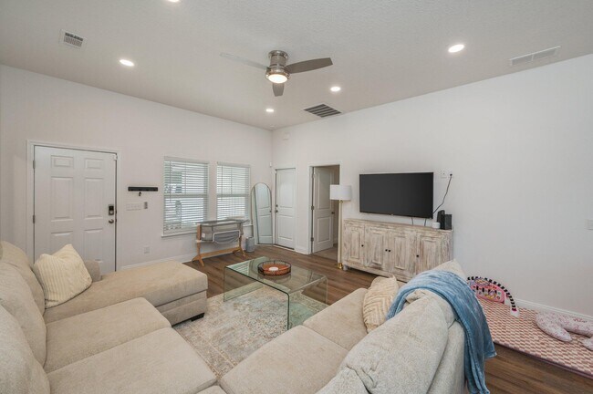 Building Photo - 691 S 11th St