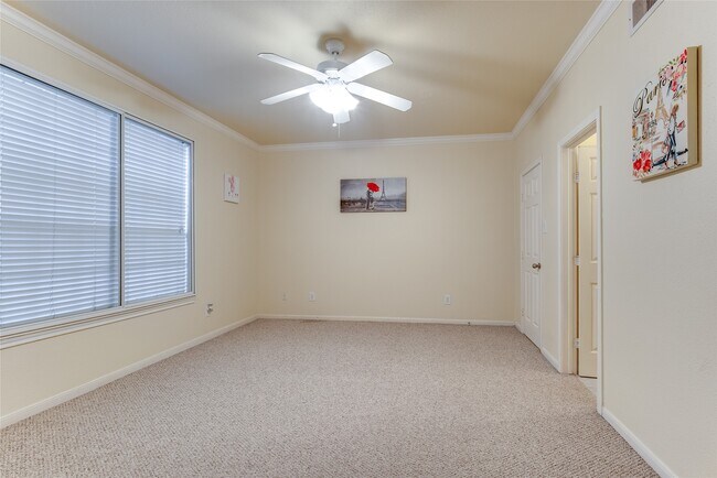 Building Photo - 2255 Braeswood Park Dr