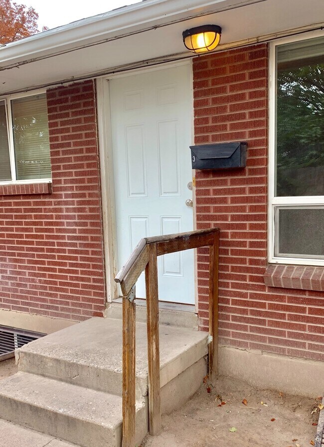 Building Photo - Three Bedroom Gem in Salt Lake City; Clean...