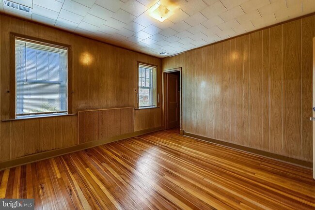 Building Photo - 1321 Maple Ave