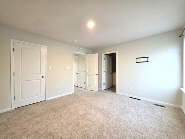 Building Photo - 426 Creekbed Cir