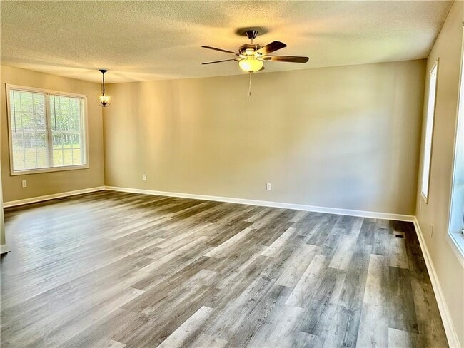 Building Photo - 380 River Trace Dr