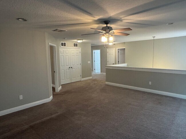 Building Photo - Spacious 5-Bedroom Riverview Home